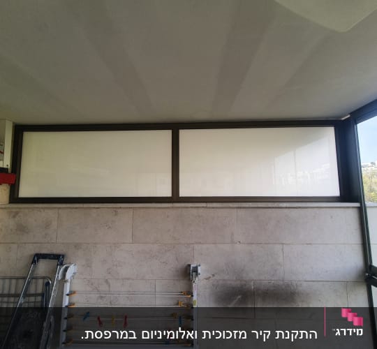 מסגרת אלומיניום לחלון זכוכית במרפסת